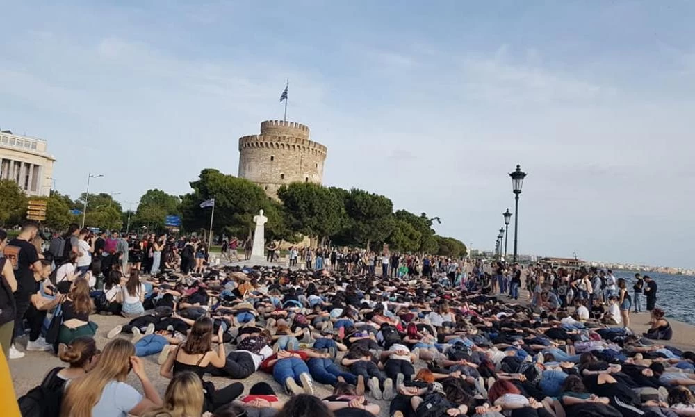 Θεσσαλονίκη: Ξάπλωσαν κάτω όπως ο Τζόρτζ Φλόιντ! (εικόνες)